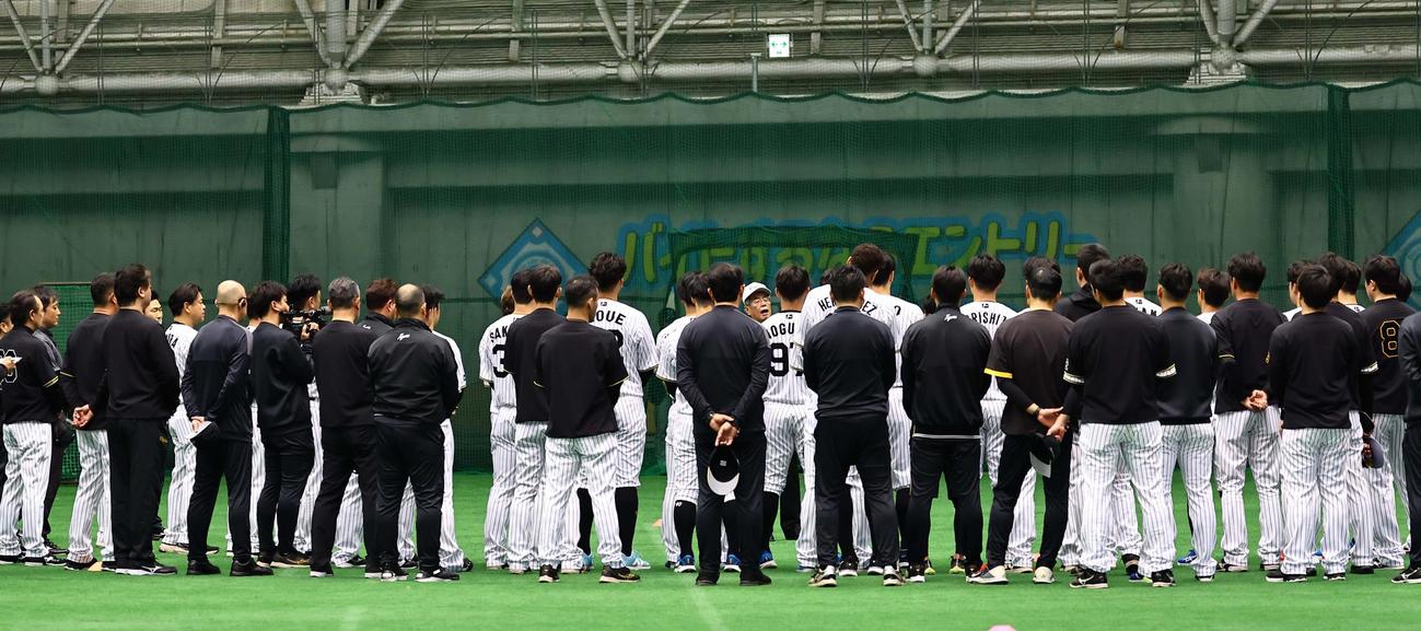阪神タイガース秦オーナー（中央奥）はナインに訓示する（撮影・上田博志）