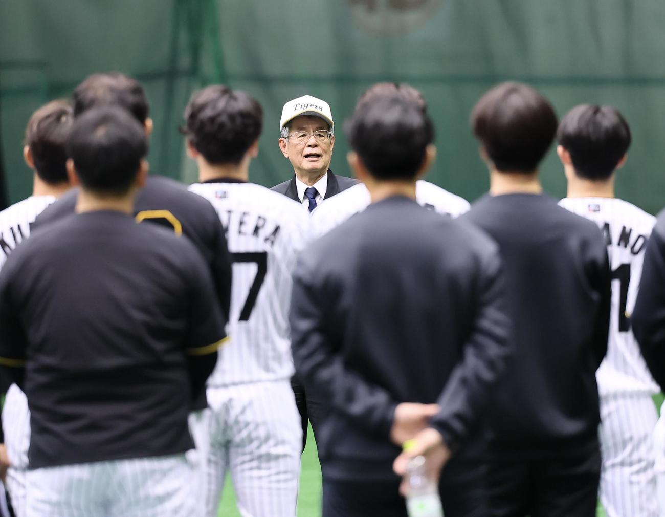 訓示する阪神の秦雅夫球団オーナー（撮影・藤尾明華）