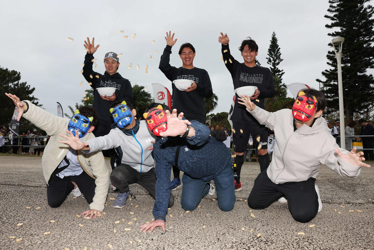 節分で鬼に豆をまく、左からロッテ宮崎、西川、立松（撮影・宮地輝）