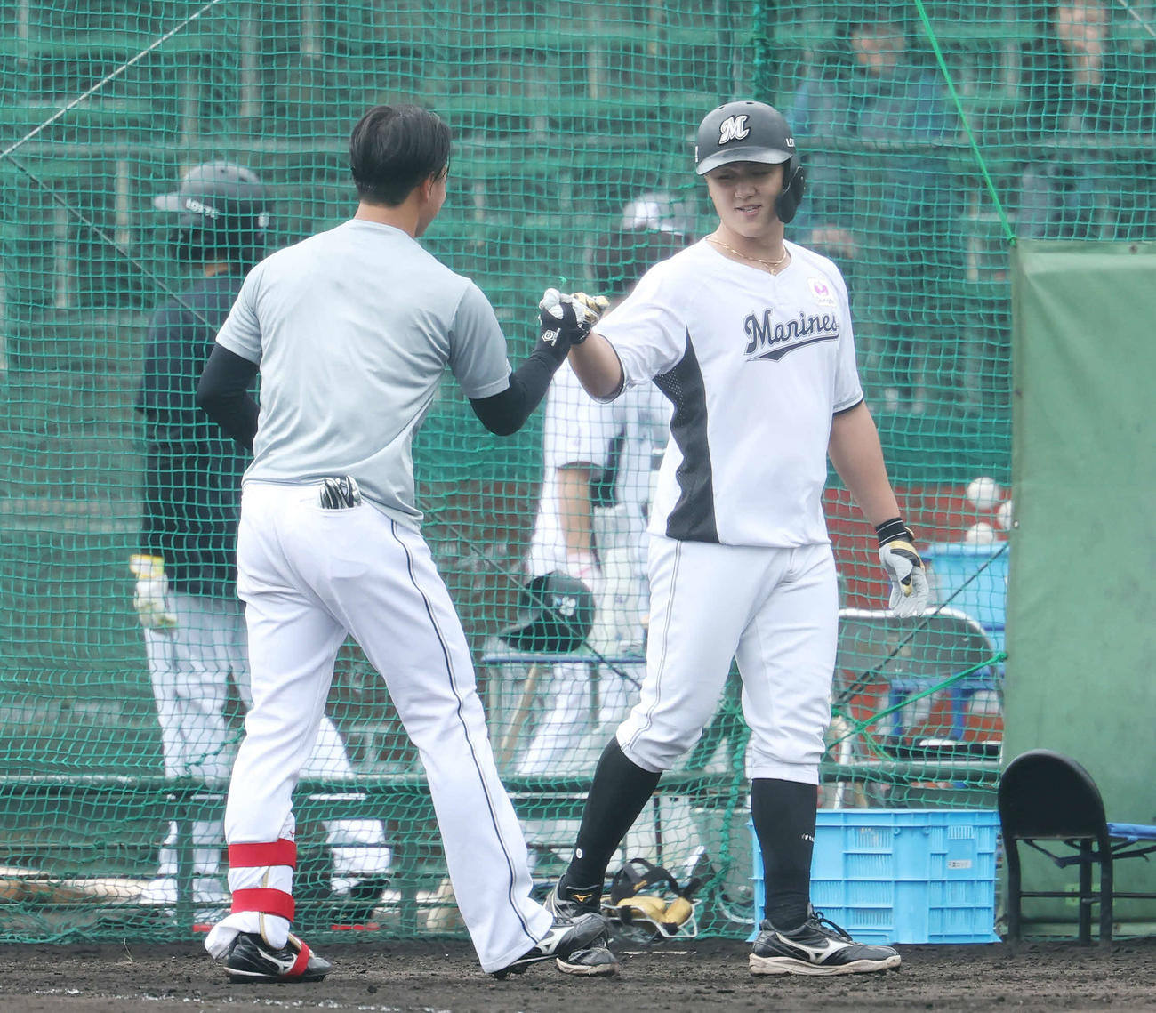 フリー打撃を終えロッテ西川（左）とグータッチする山口（撮影・宮地輝）