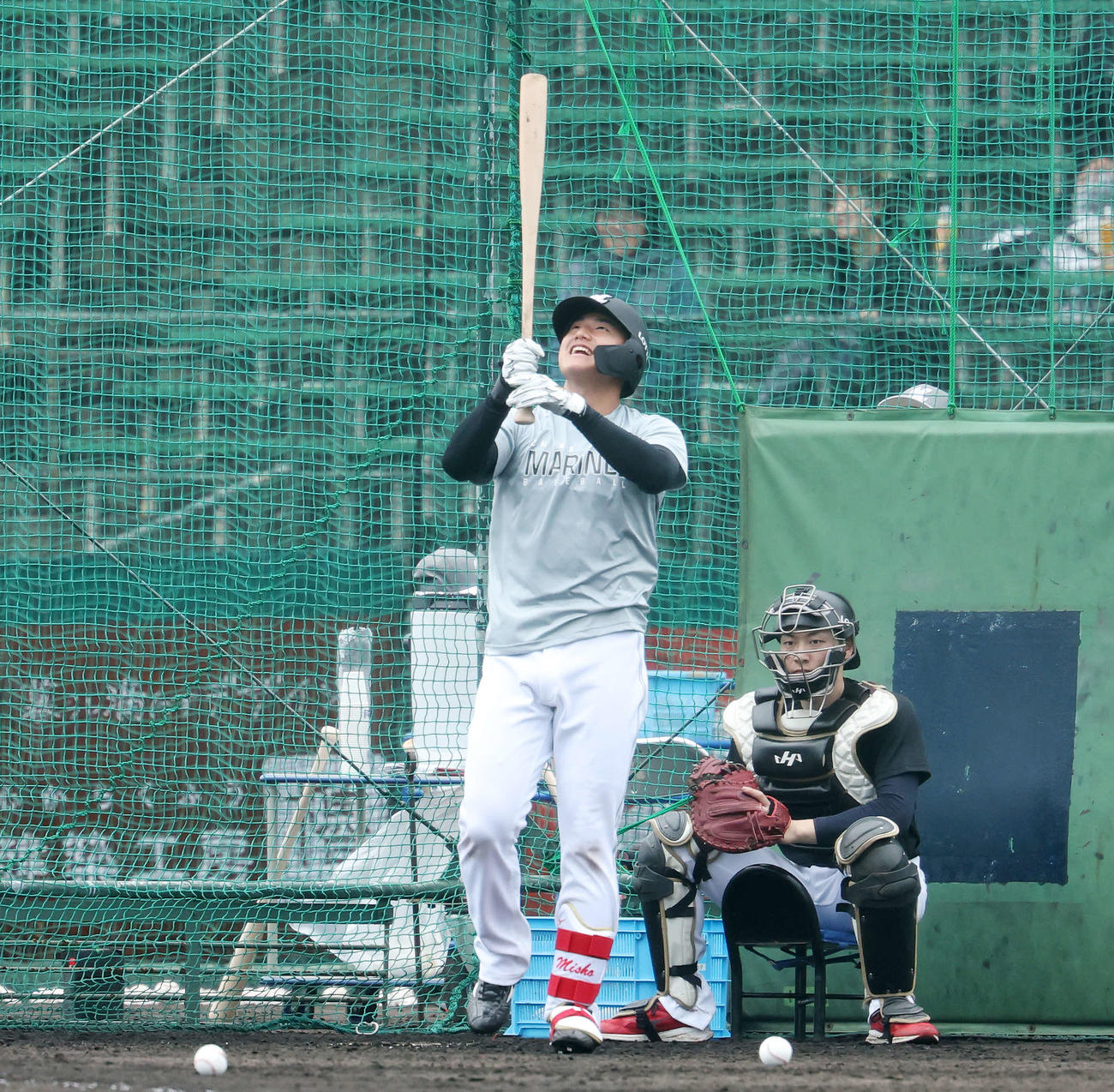 バットを見つめるロッテ西川（撮影・宮地輝）