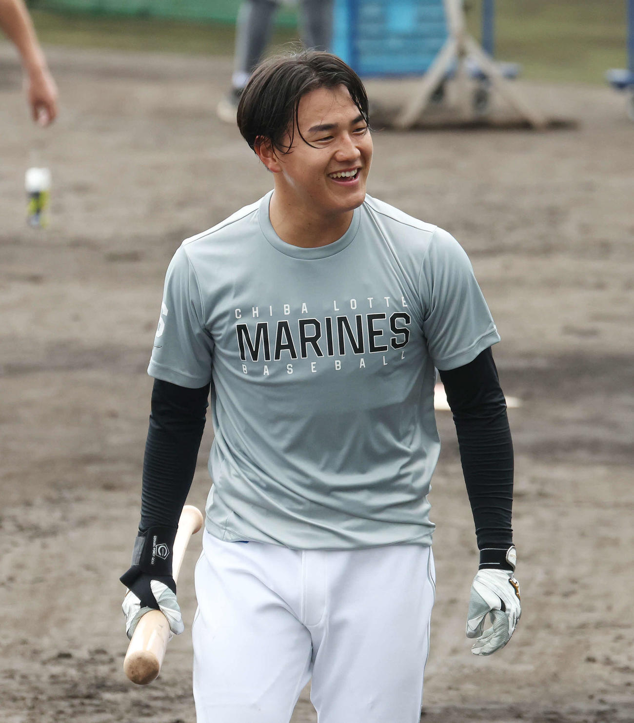 笑顔を見せるロッテ西川（撮影・宮地輝）