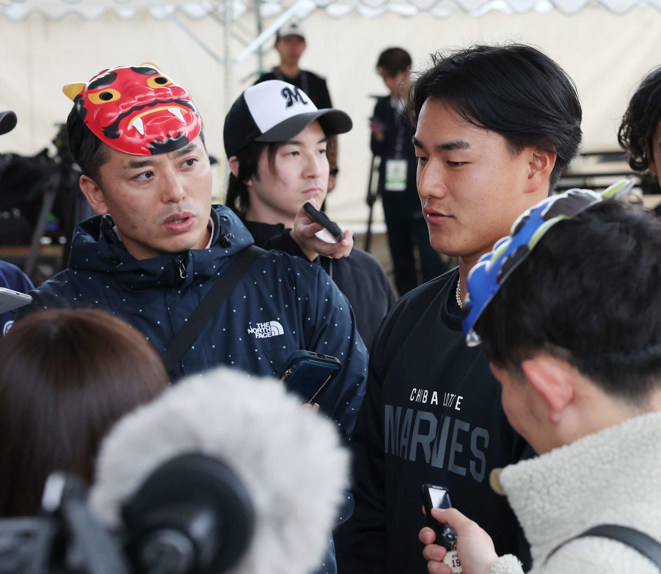 記者の質問に答えるロッテ西川（撮影・宮地輝）