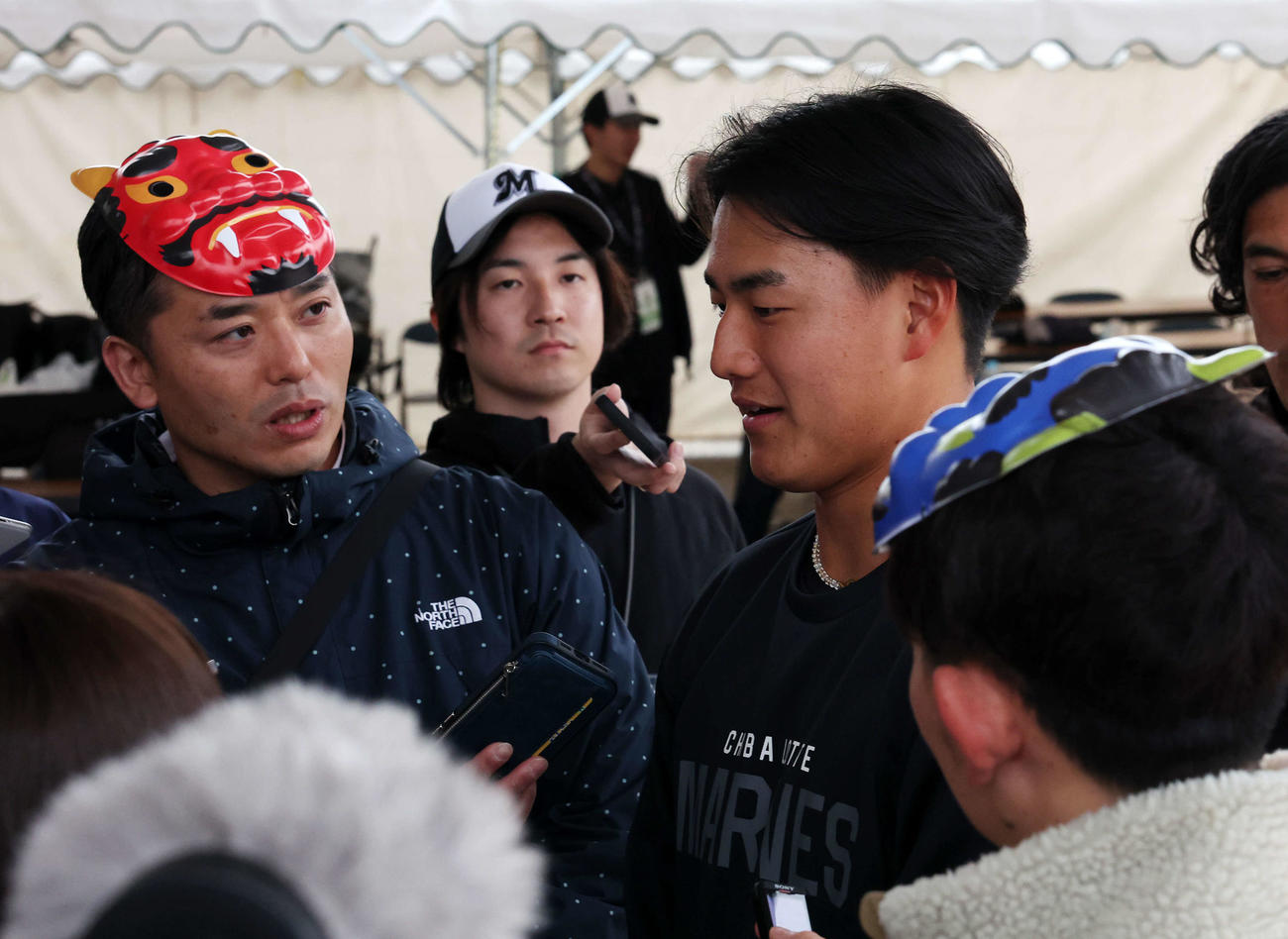 記者の質問に答えるロッテ西川（撮影・宮地輝）