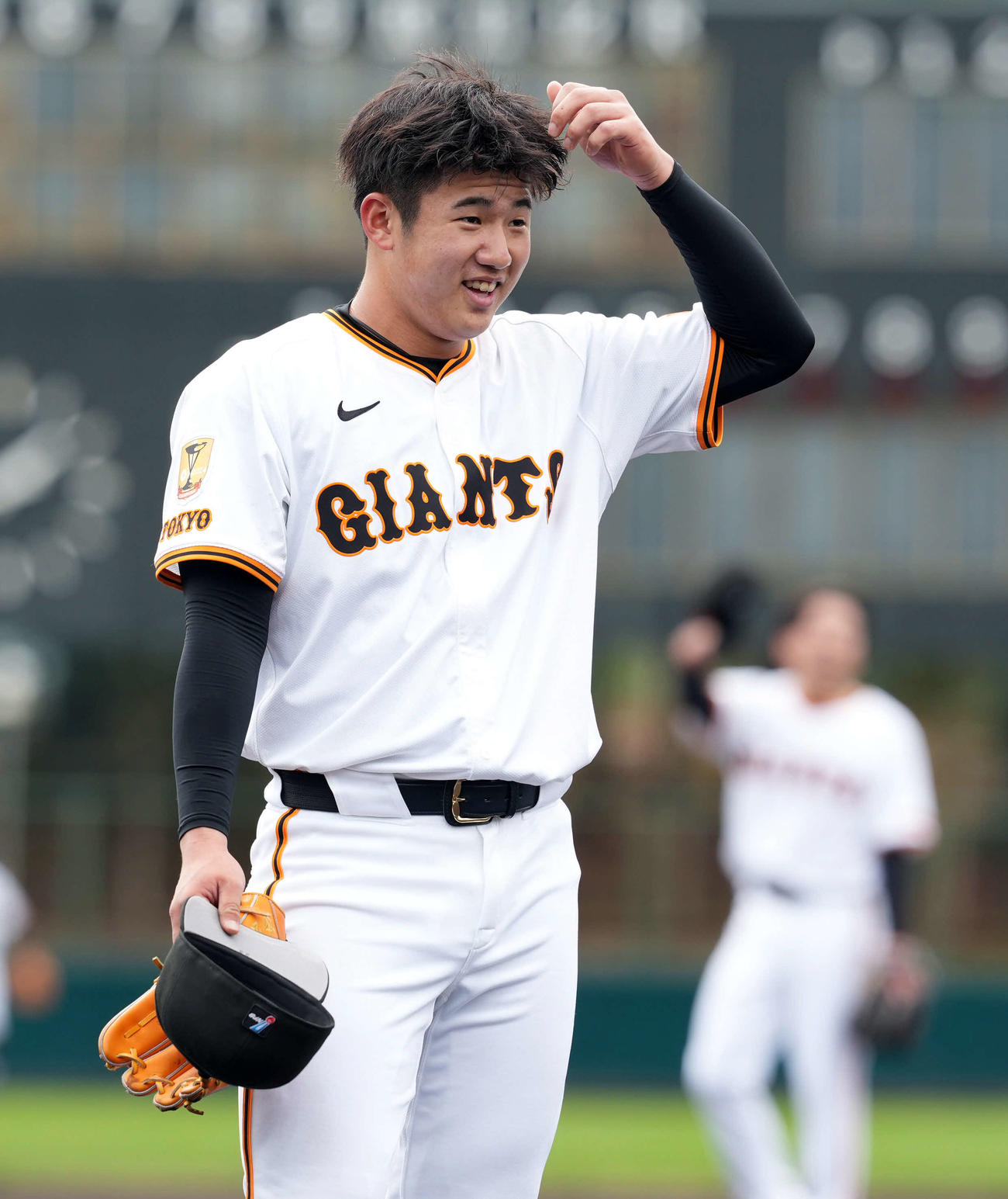 練習中、笑顔を見せる巨人ドラフト1位の石塚（撮影・たえ見朱実）