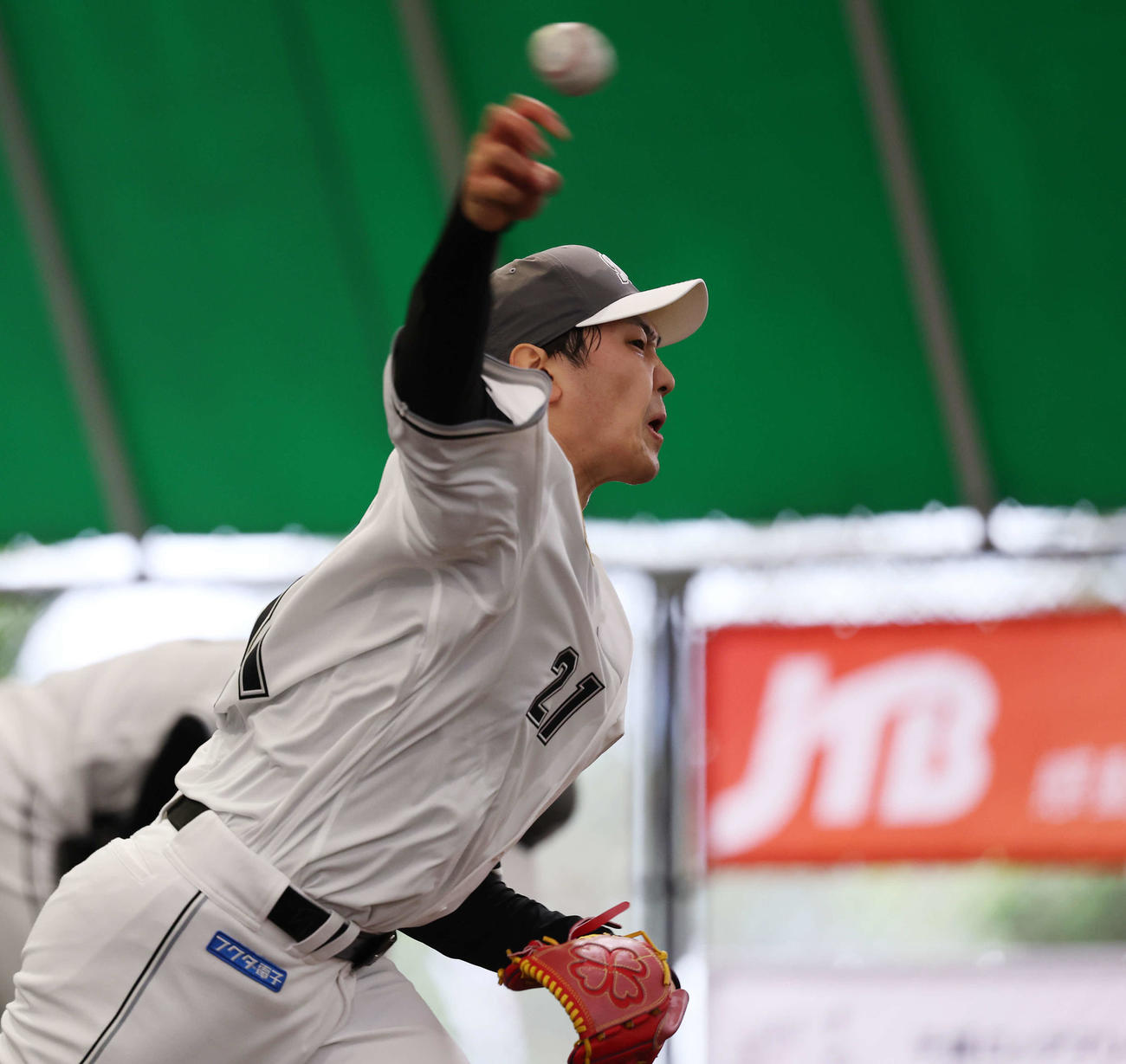ブルペンで投球するロッテ石川柊（撮影・宮地輝）
