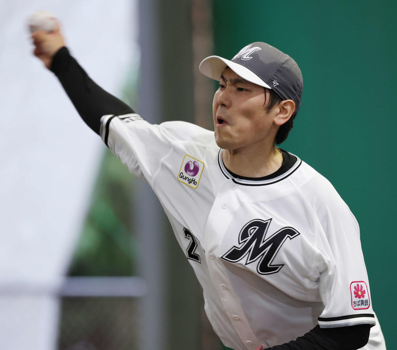 ブルペンで投球するロッテ石川柊（撮影・宮地輝）