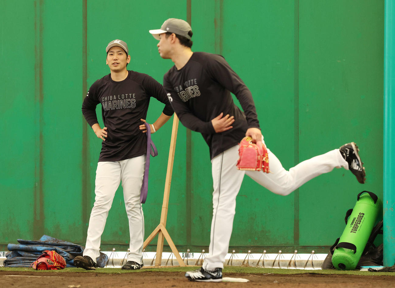 ロッテ種市（右）と言葉を交わす石川柊（撮影・宮地輝）