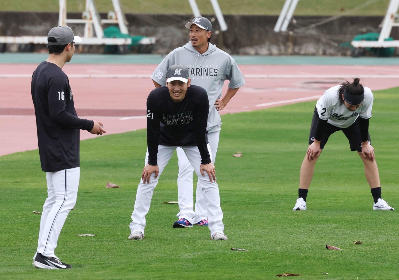 笑顔を見せるロッテ石川柊（左から2人目）（撮影・宮地輝）