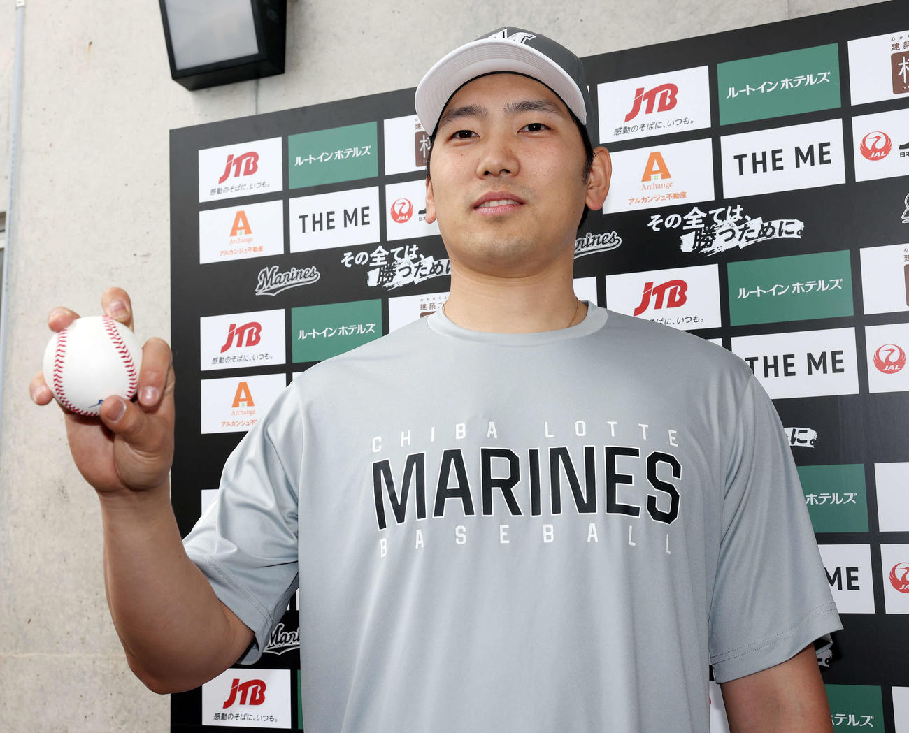 チェンジアップの握りを披露するロッテ石川柊（撮影・宮地輝）