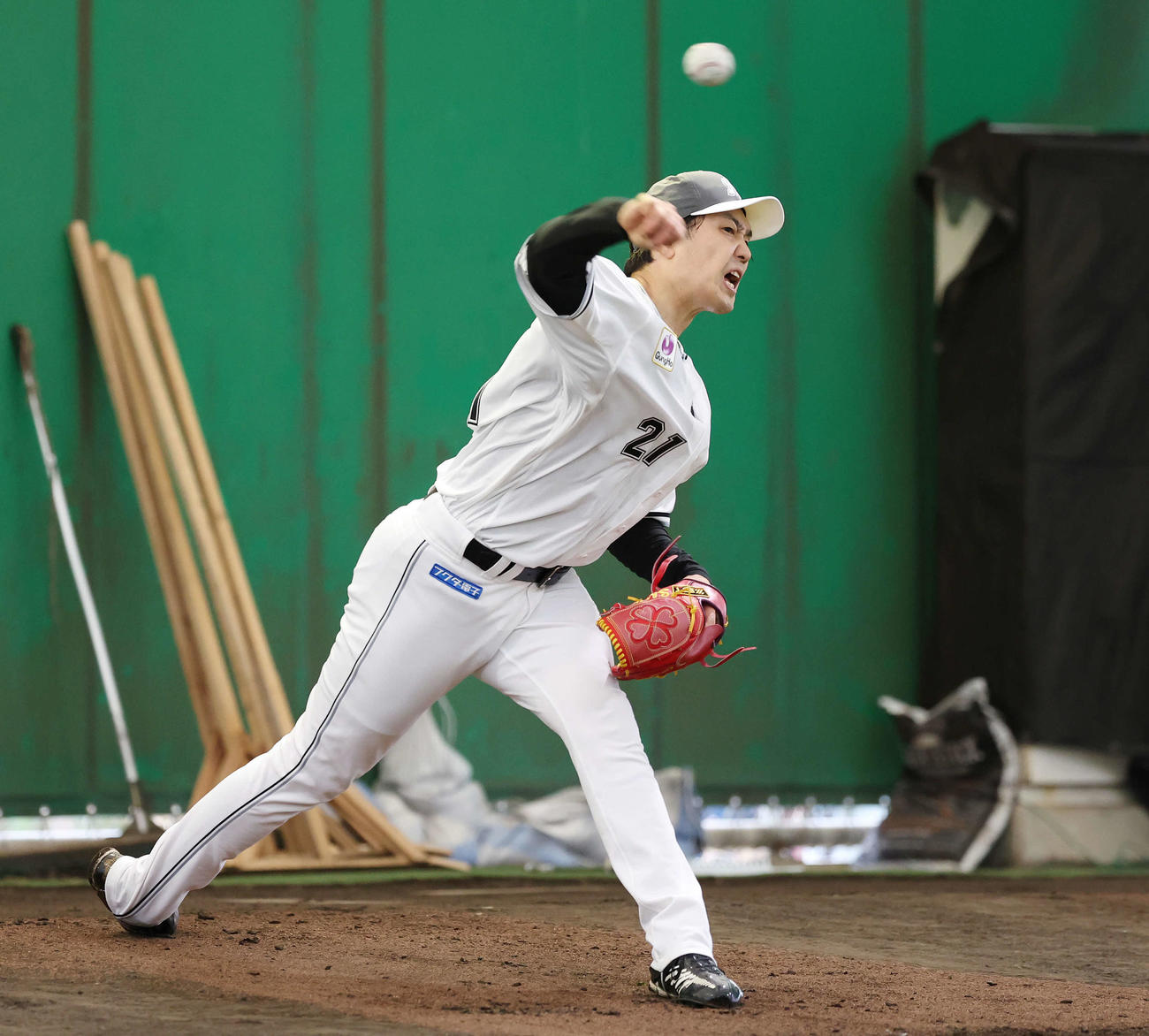 ブルペンで投球するロッテ石川柊（撮影・宮地輝）
