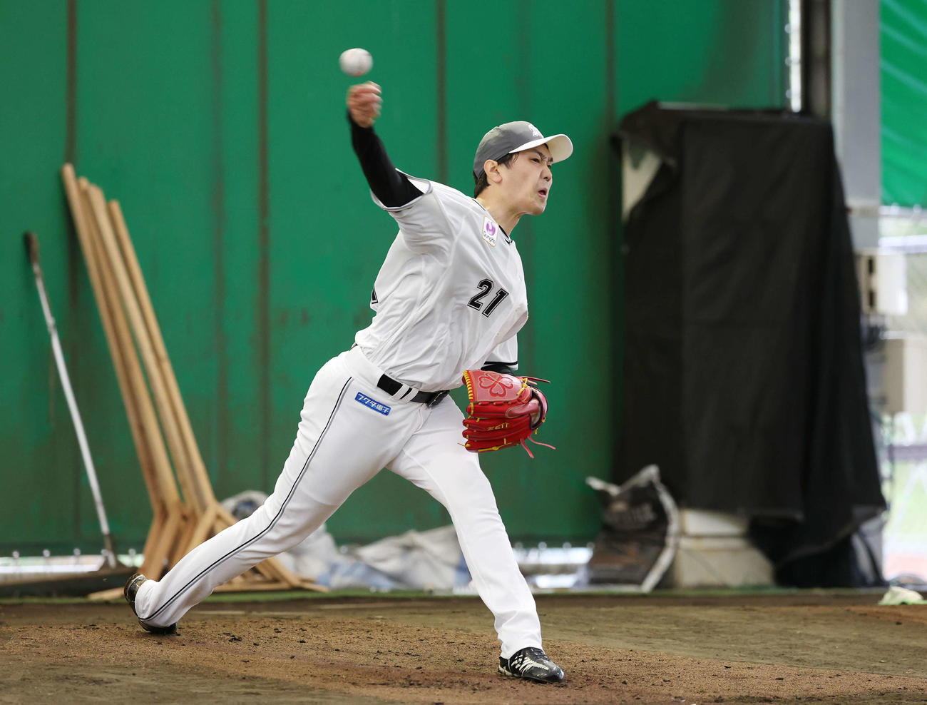 ブルペンで投球するロッテ石川柊（撮影・宮地輝）