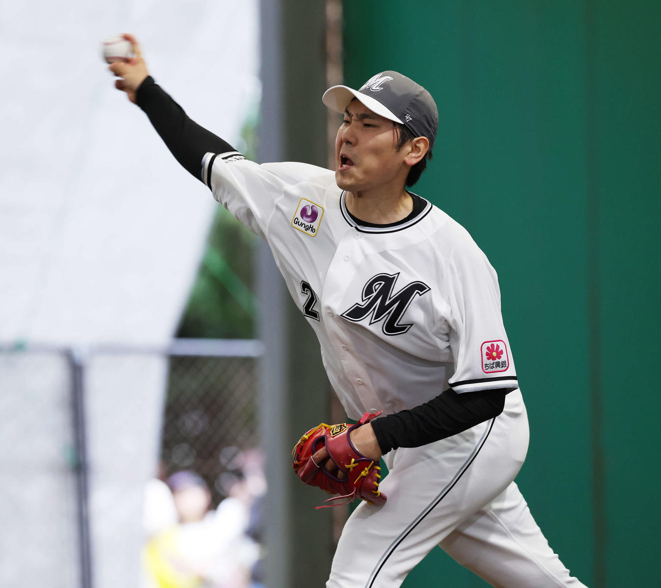 ブルペンで投球するロッテ石川柊（撮影・宮地輝）