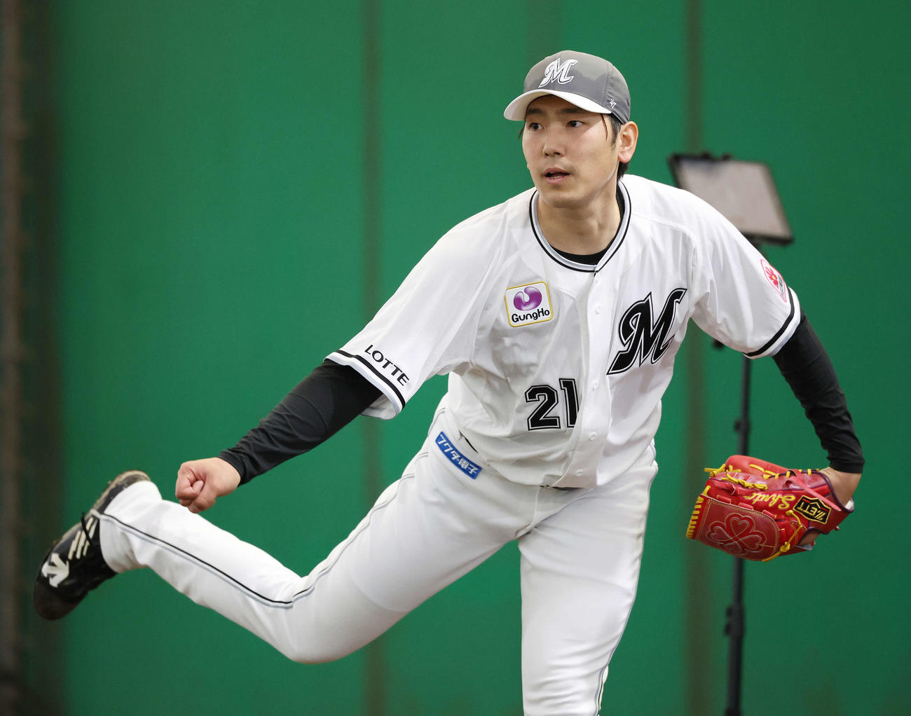 ブルペンで投球するロッテ石川柊（撮影・宮地輝）
