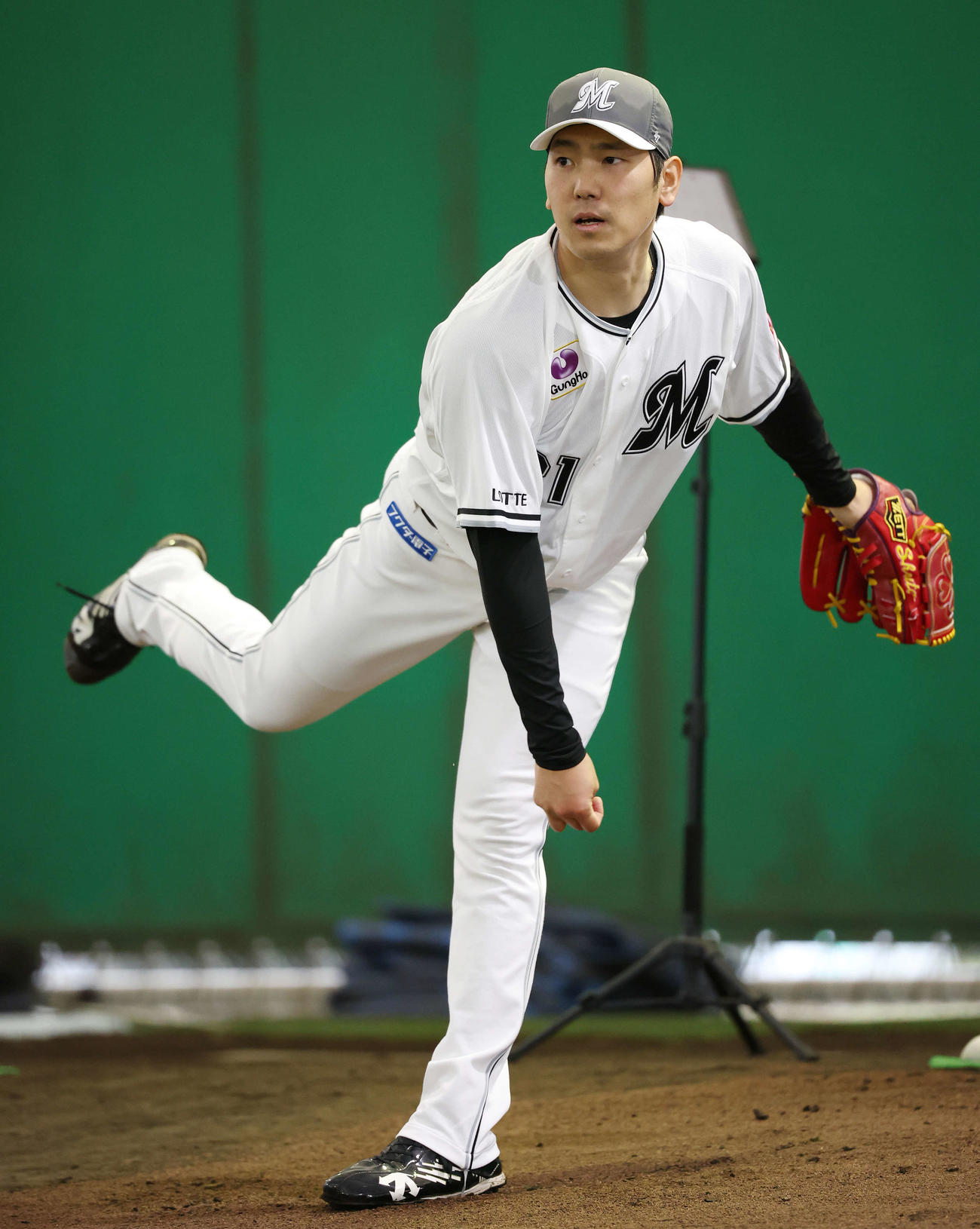 ブルペンで投球するロッテ石川柊（撮影・宮地輝）
