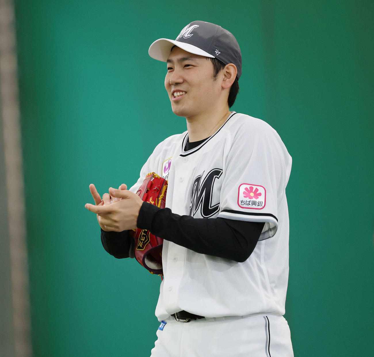 ブルペンで笑顔を見せるロッテ石川柊（撮影・宮地輝）