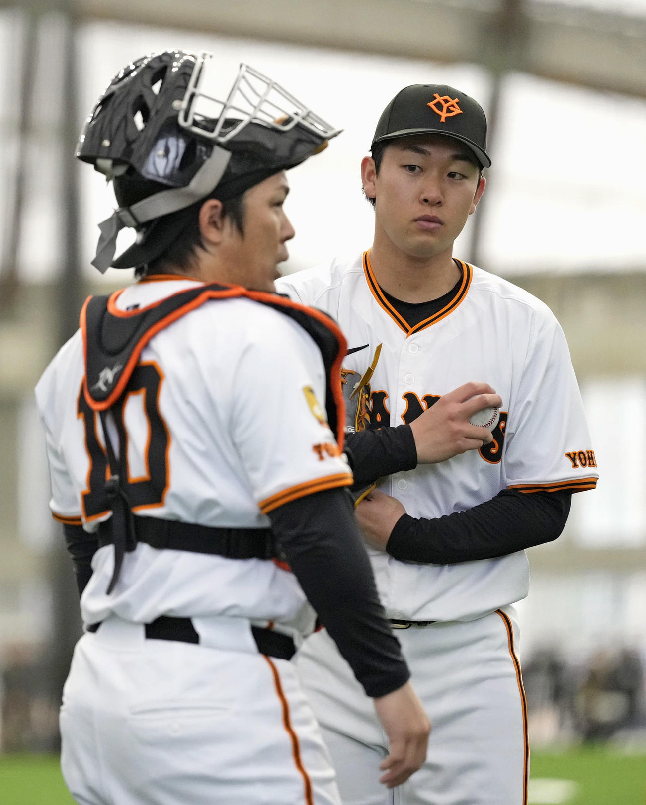 投球練習を追え、巨人甲斐（左）と言葉を交わす巨人山崎（共同）