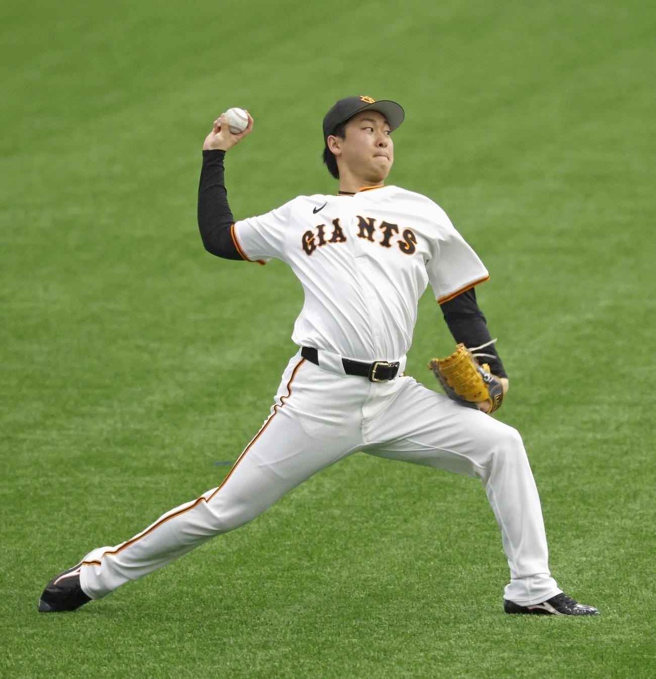 キャッチボールする巨人山崎（共同）
