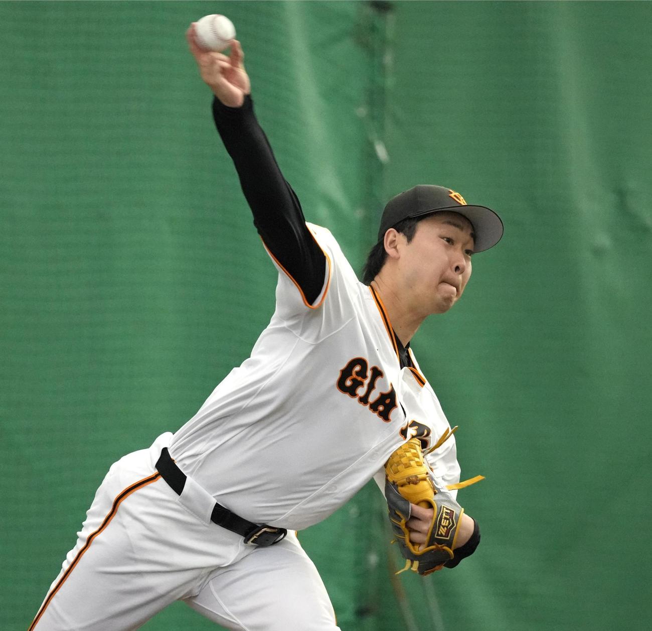 ブルペンで投球練習する巨人山崎（共同）