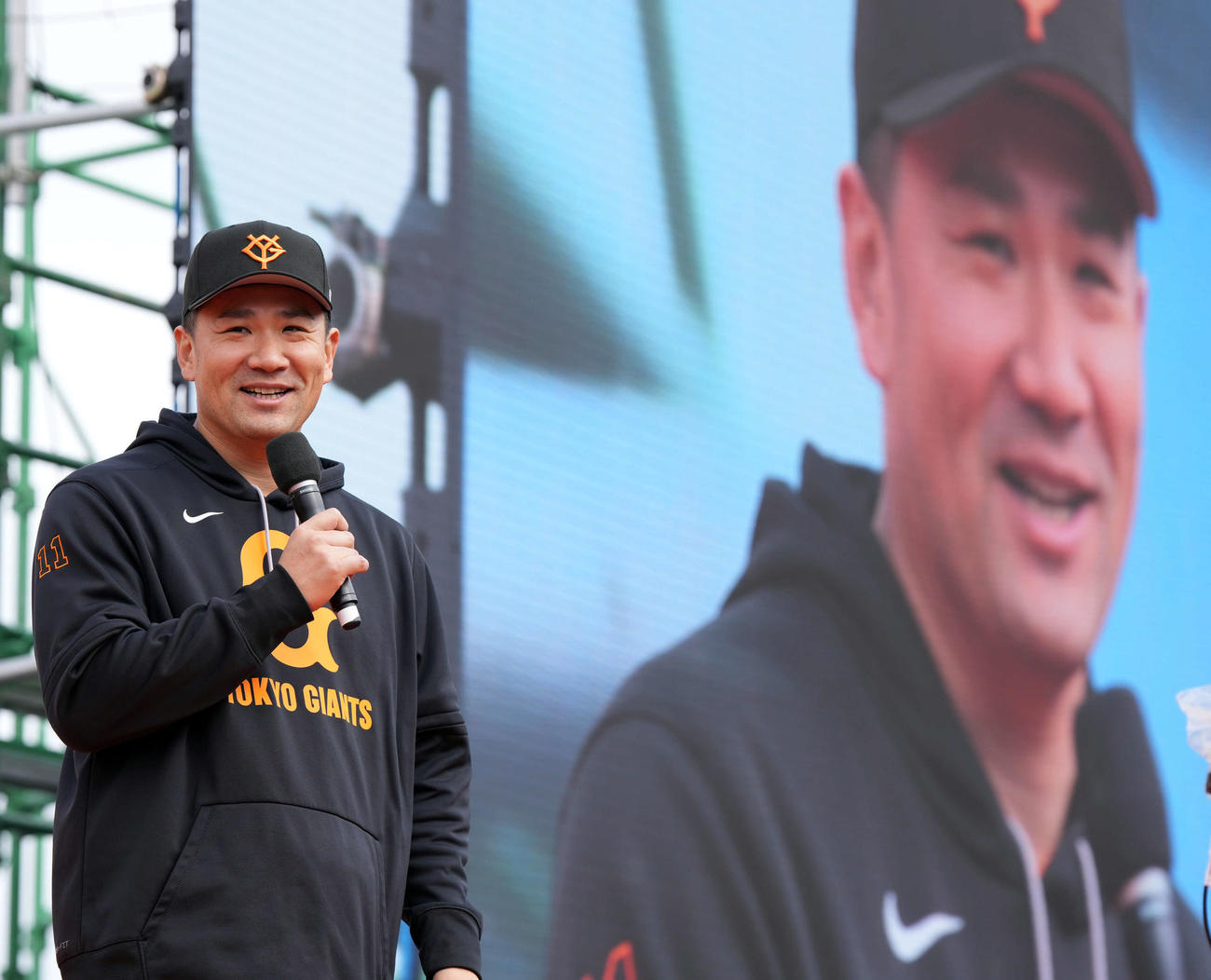 トークショーに登壇し、笑顔を見せる巨人田中将（撮影・たえ見朱実）