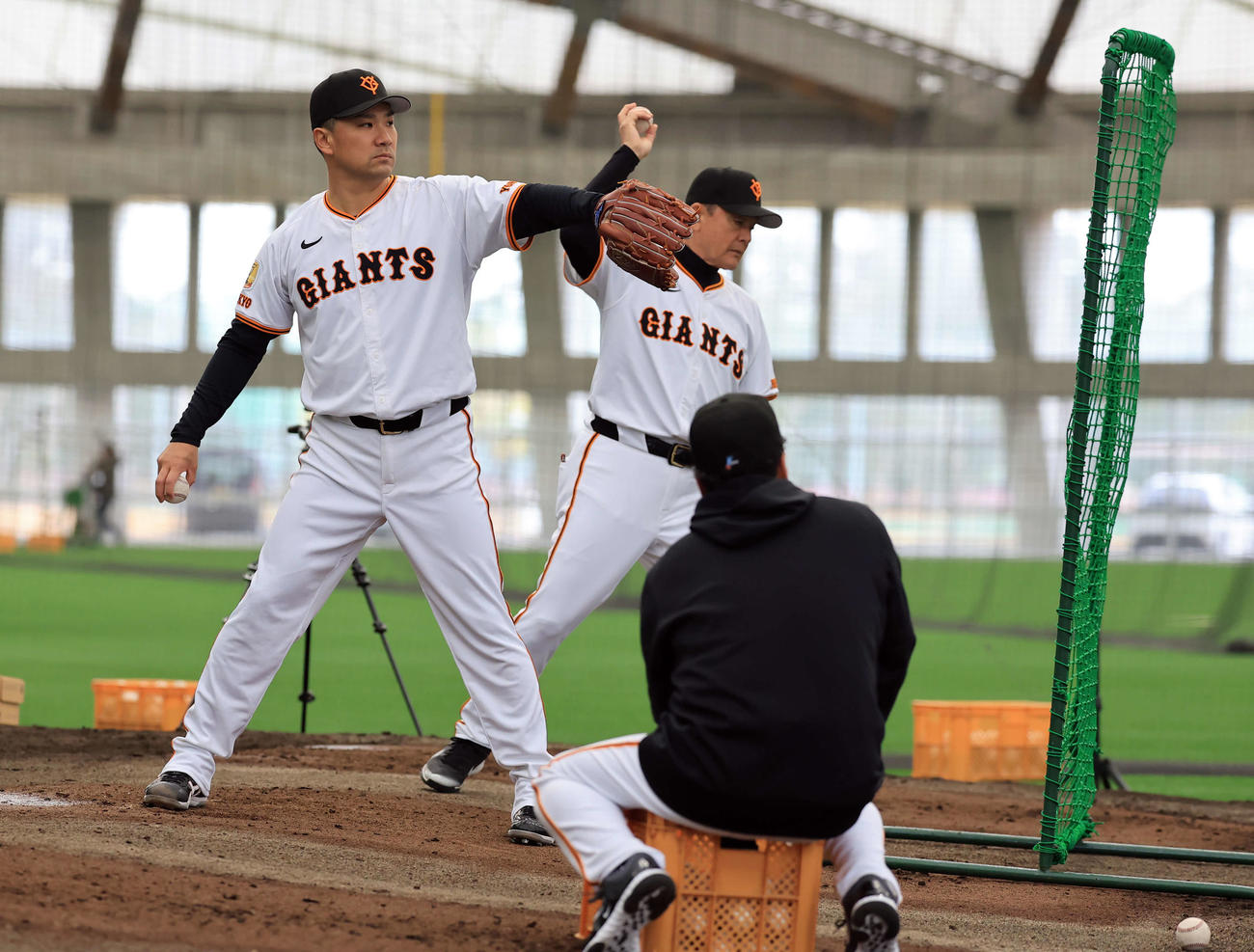 キャンプ2日目、巨人久保巡回投手コーチから指導を受ける田中将（撮影・浅見桂子）