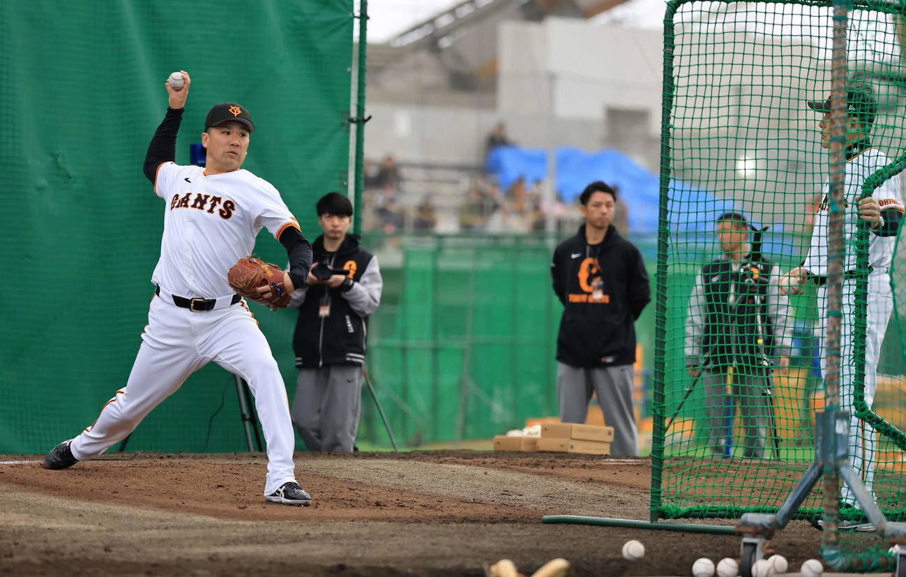 キャンプ2日目、ブルペンで巨人久保巡回投手コー（右端）から指導を受け投げ込む田中将（撮影・浅見桂子）