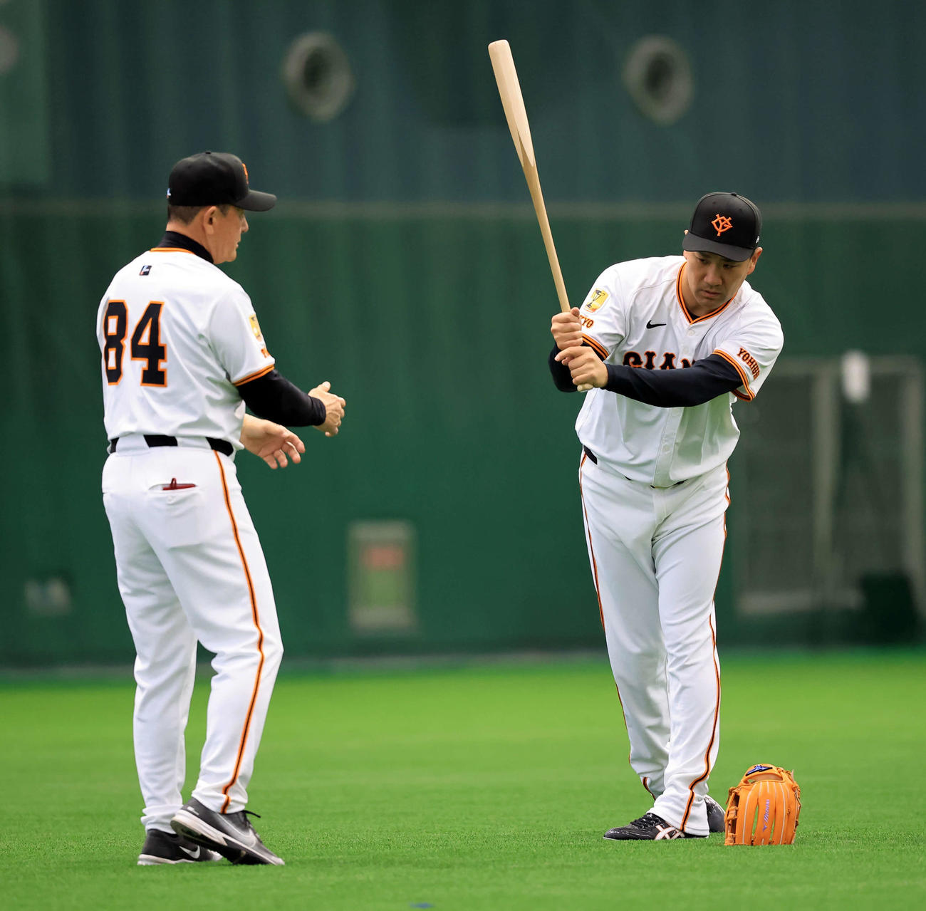 キャンプ2日目、巨人久保巡回投手コーチ（左）から打撃の？指導を受ける田中将（撮影・浅見桂子）