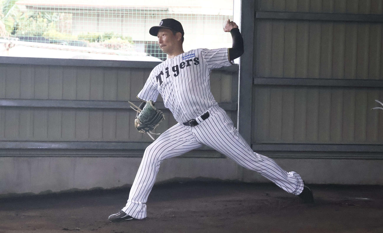 具志川キャンプのブルペンで投球を行う阪神岩崎（撮影・塚本光）