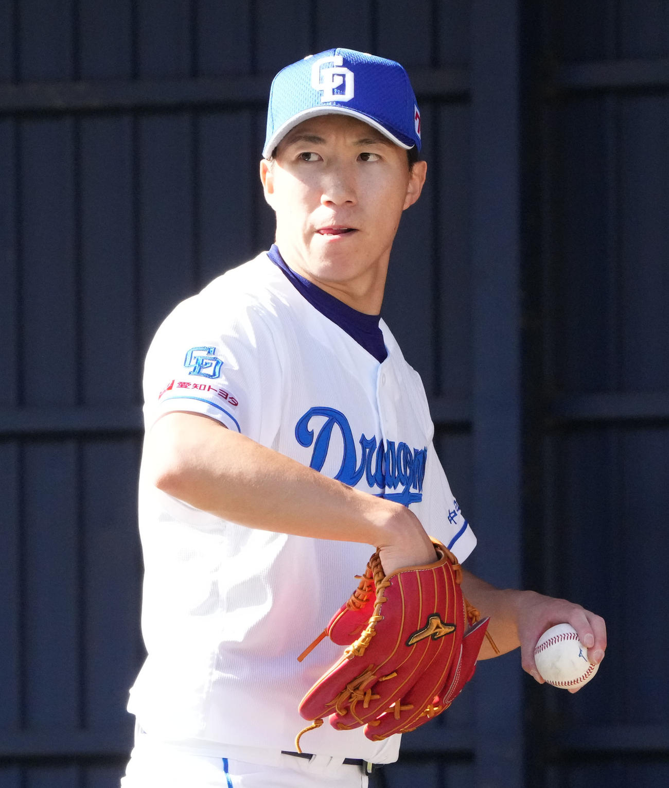 ブルペンで投球練習をする橋本（撮影・森本幸一）