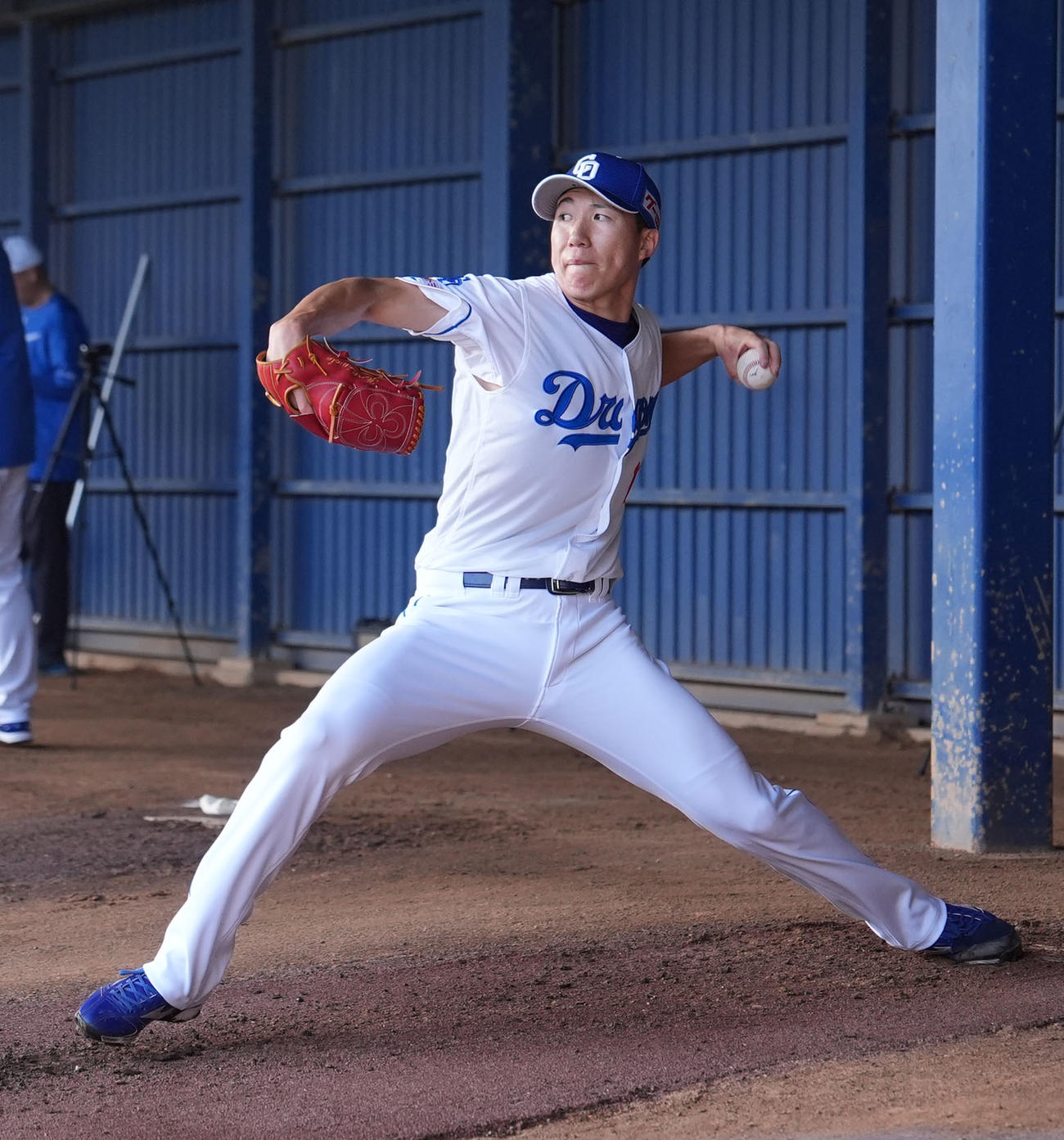 ブルペンで投球練習をする橋本（撮影・森本幸一）