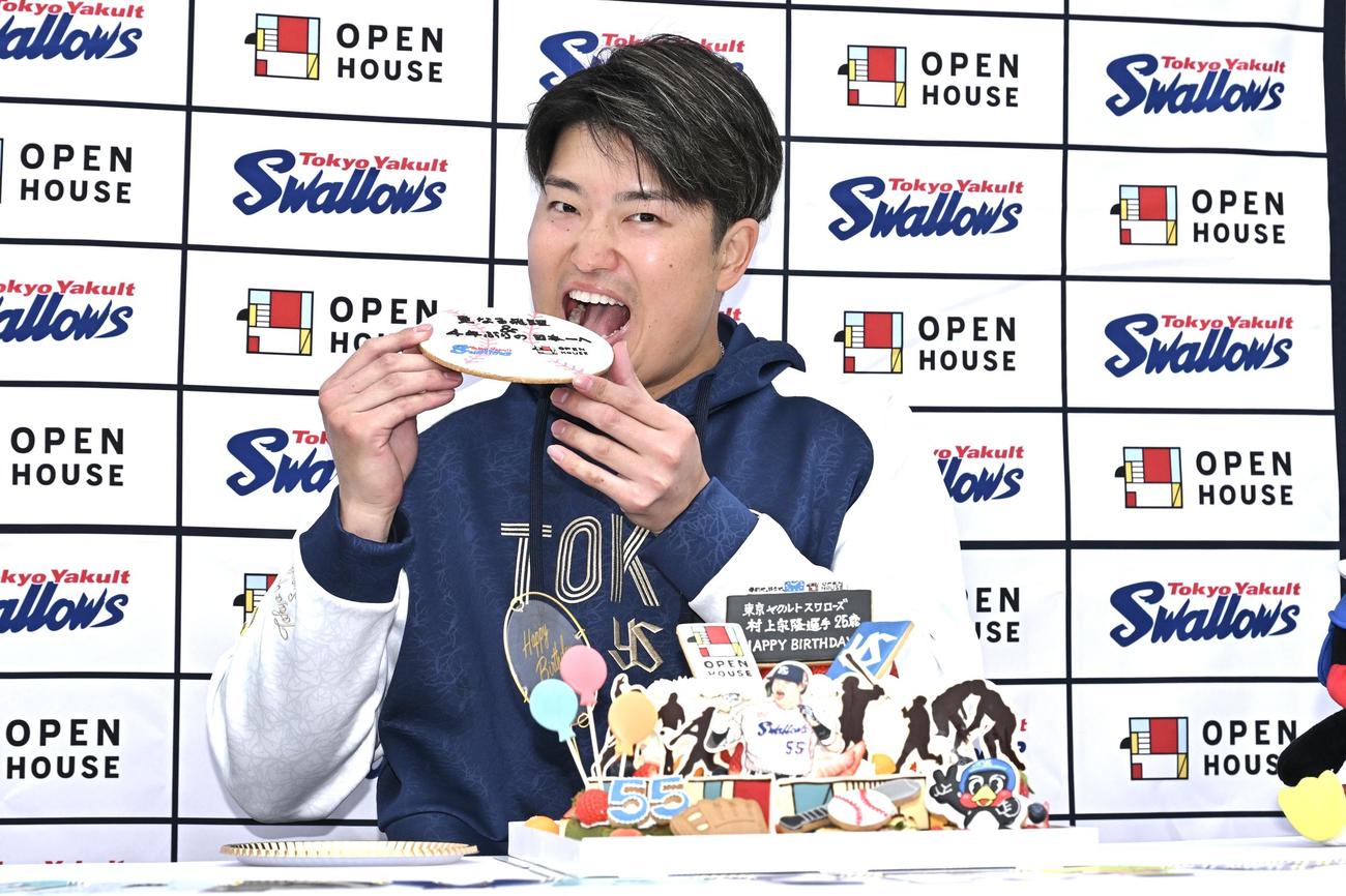 バースデーケーキにかぶりつくヤクルト村上（撮影・滝沢徹郎）