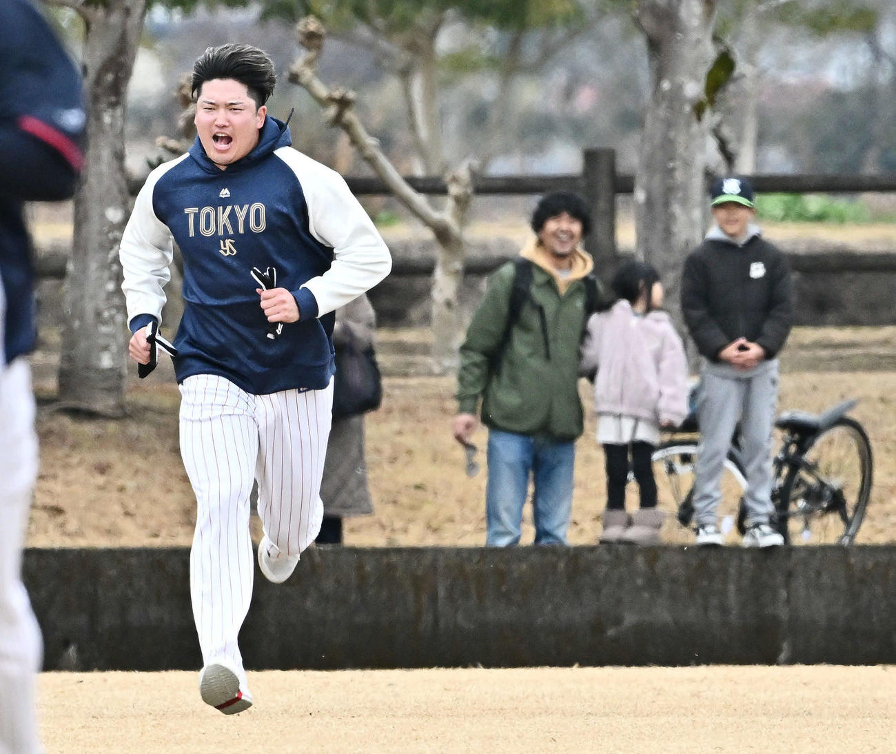 気合の入った表情でランニングメニューをこなすヤクルト村上（撮影・滝沢徹郎）