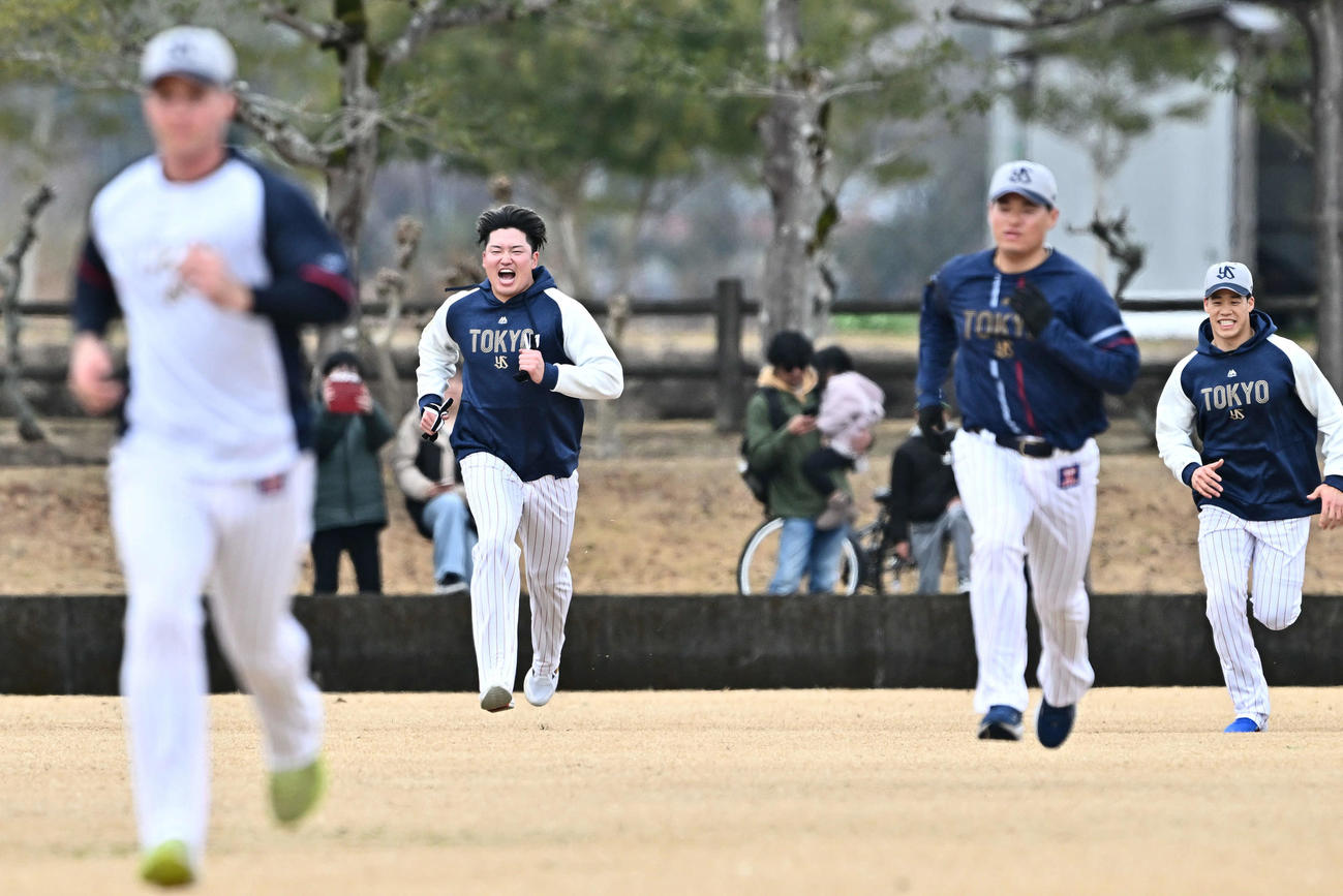 気合の入った表情でランニングメニューをこなすヤクルト村上（後方左）（撮影・滝沢徹郎）
