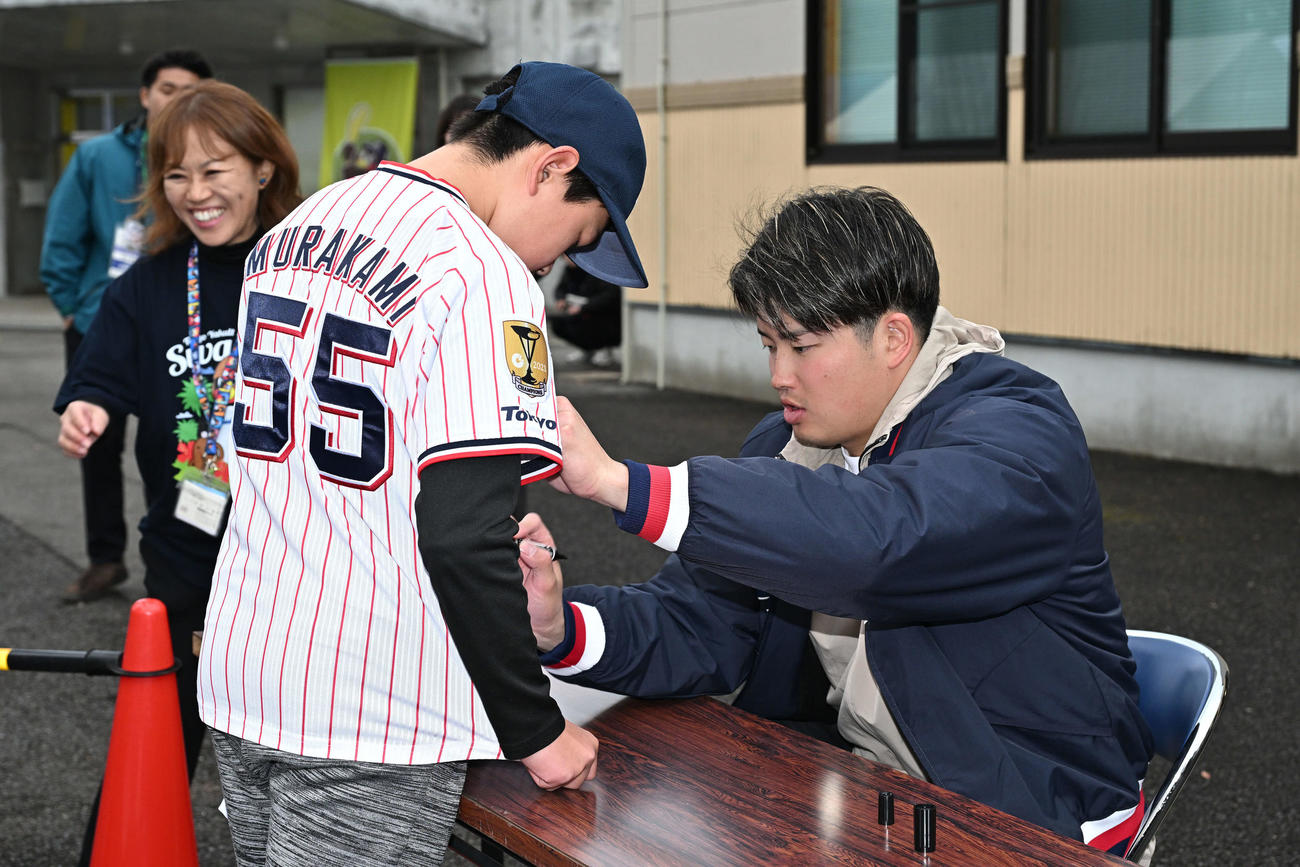 子供のファンにサインするヤクルト村上（撮影・滝沢徹郎）