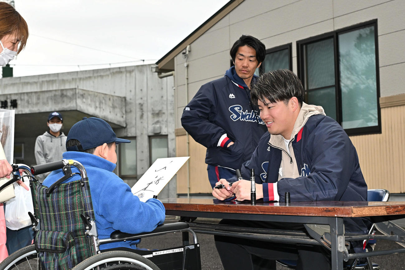 子供のファンにサインするヤクルト村上（撮影・滝沢徹郎）
