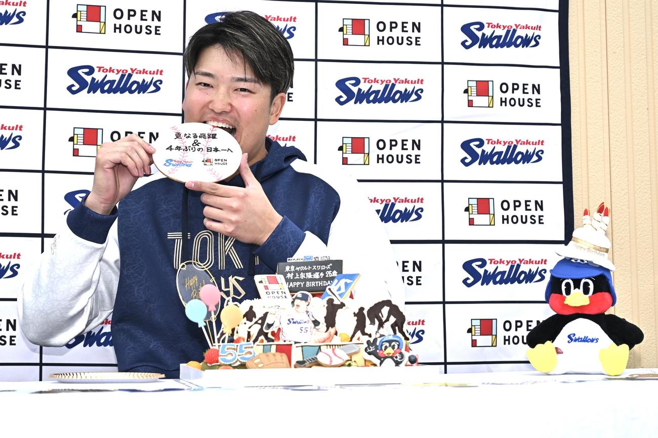バースデーケーキにかぶりつくヤクルト村上（撮影・滝沢徹郎）