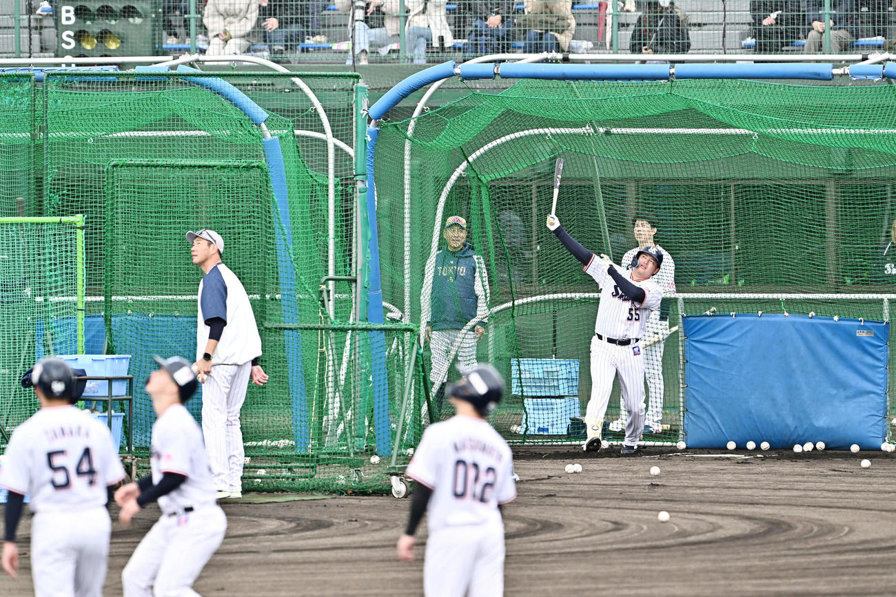 フリー打撃で本塁打を放つヤクルト村上（撮影・滝沢徹郎）