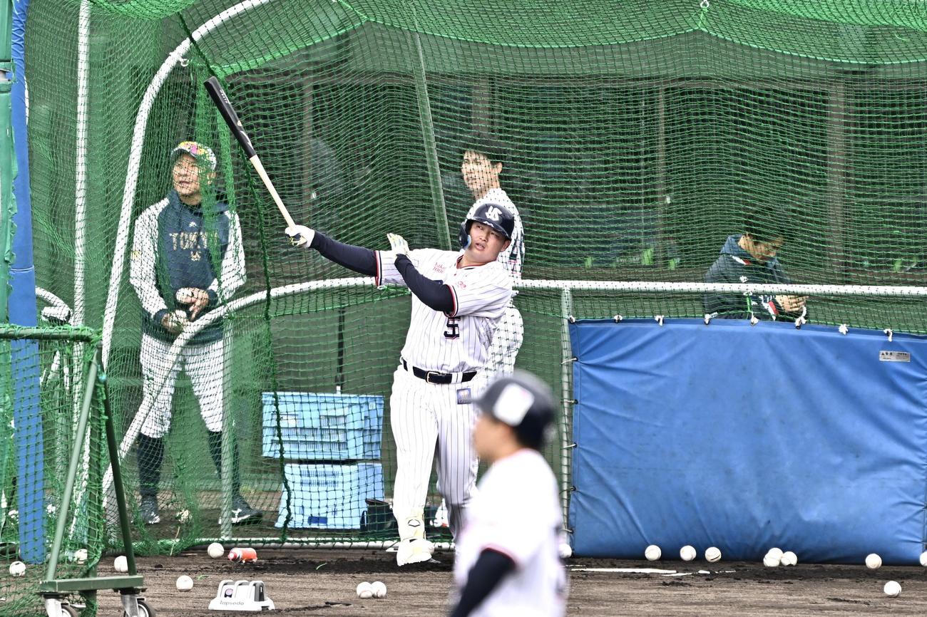 フリー打撃で本塁打を放つヤクルト村上（撮影・滝沢徹郎）