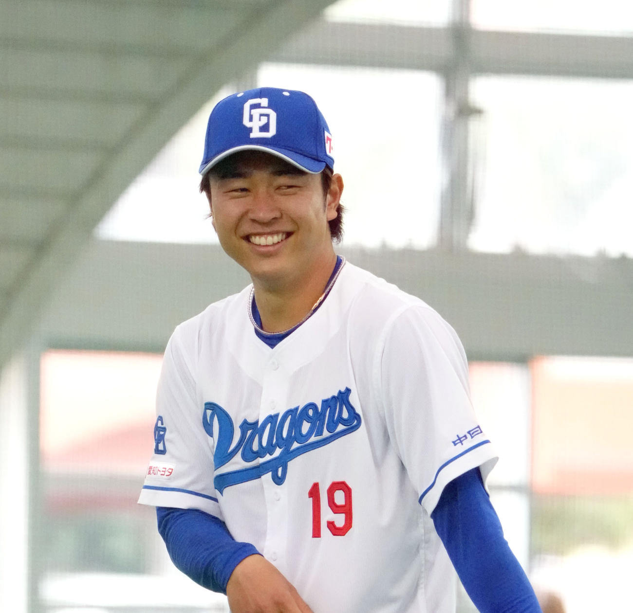 ノックを受ける合間に明るい表情を見せる高橋宏（撮影・森本幸一）