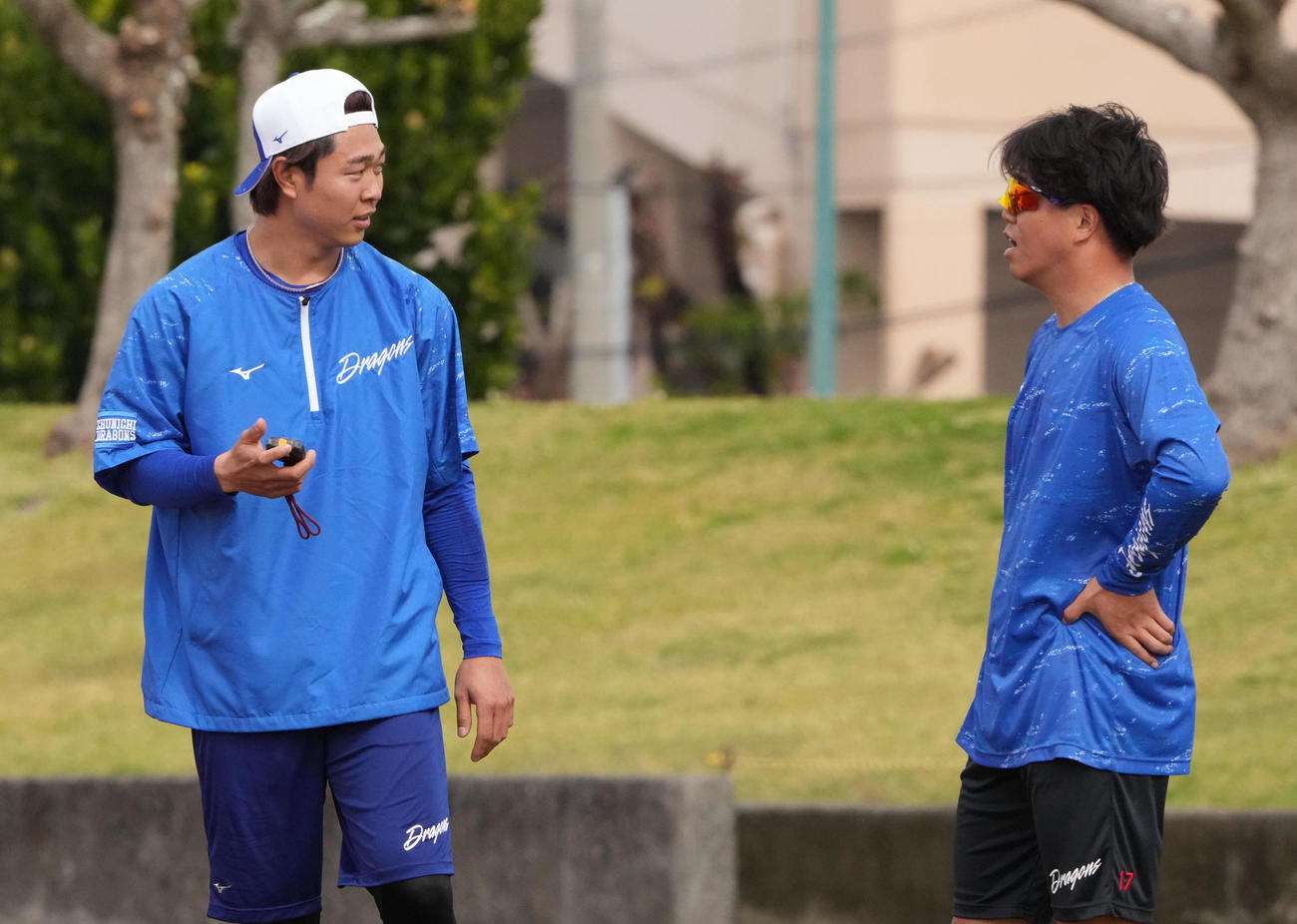柳と言葉を交わす高橋宏（左）（撮影・森本幸一）