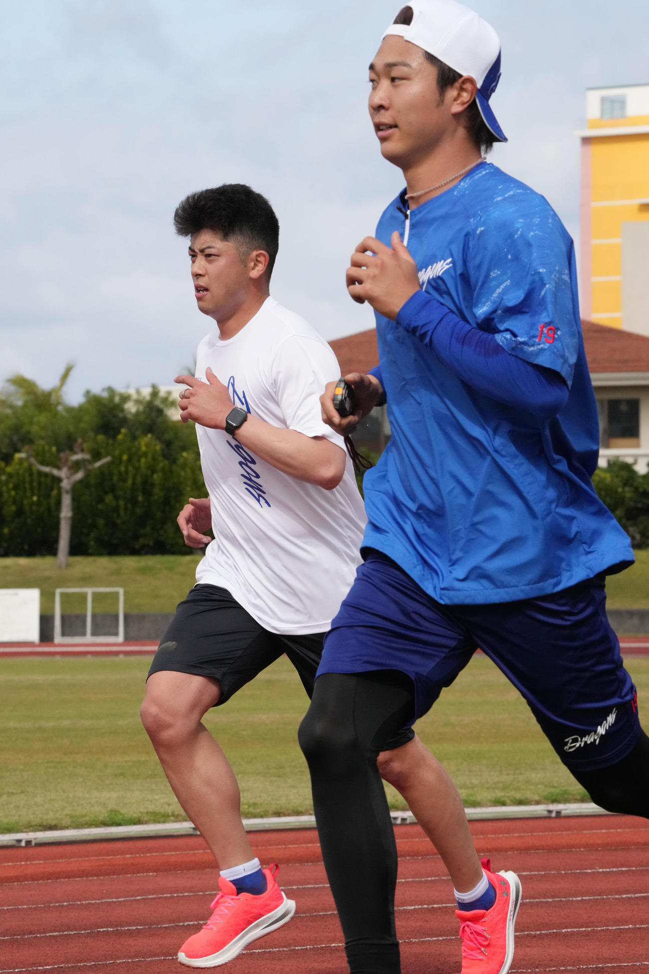 ランニングをする松山（左）と高橋宏（右）（撮影・森本幸一）