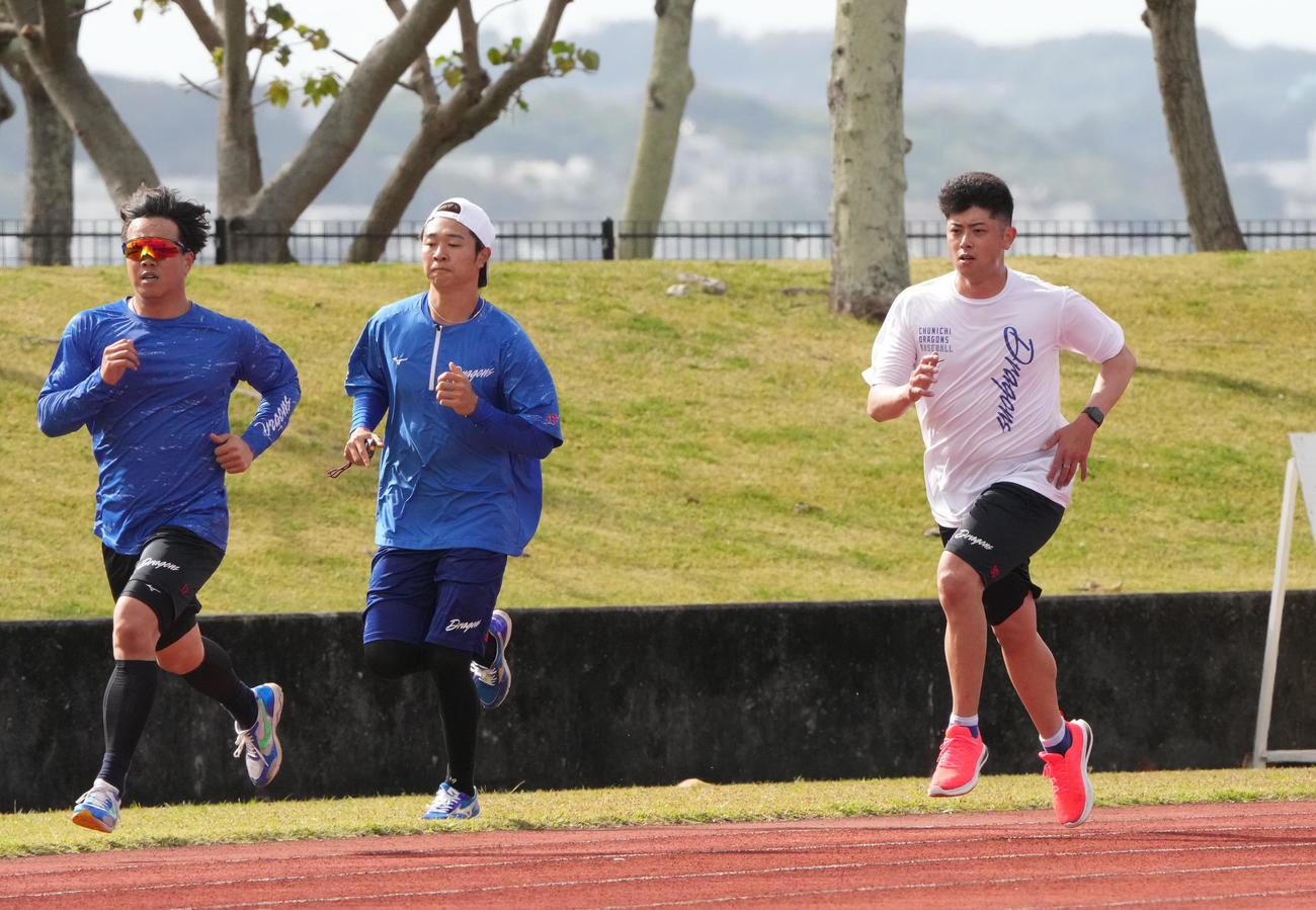 ランニングをする左から柳、高橋宏、松山（撮影・森本幸一）