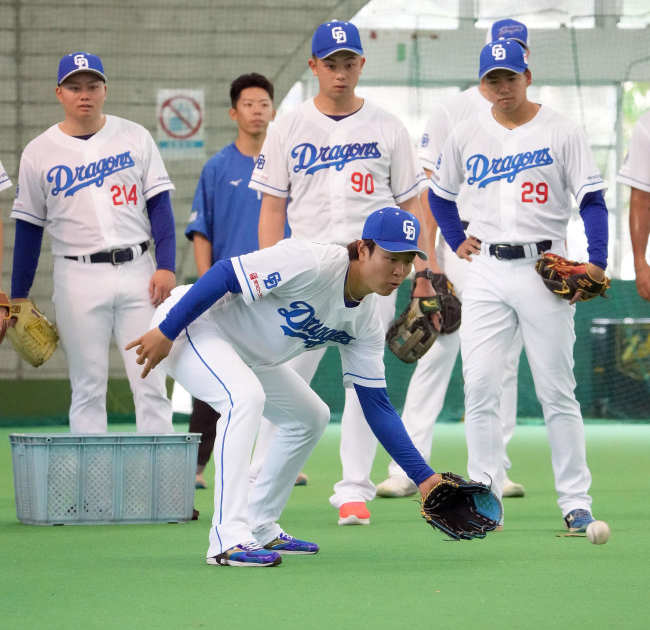 ノックを受ける高橋宏（手前）（撮影・森本幸一）