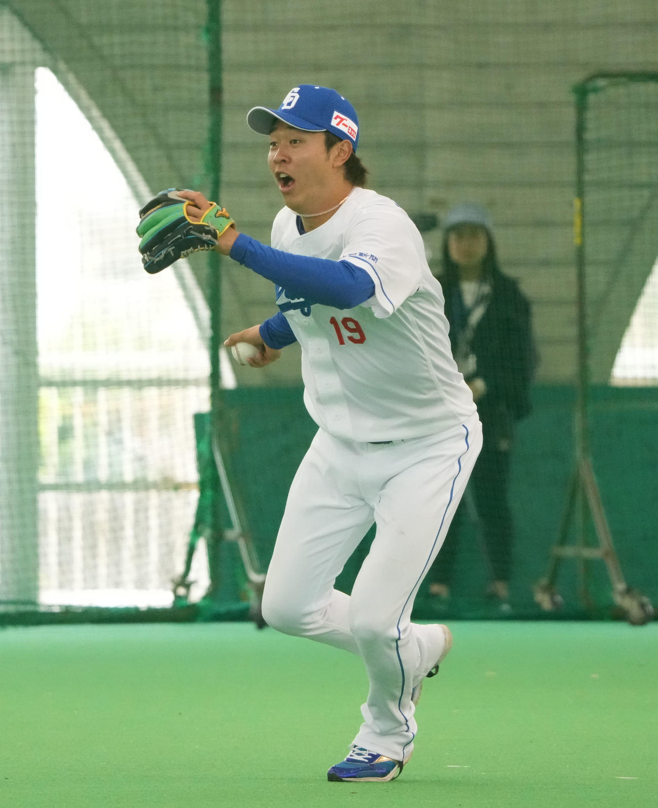 ノックを受ける中日高橋宏（撮影・森本幸一）