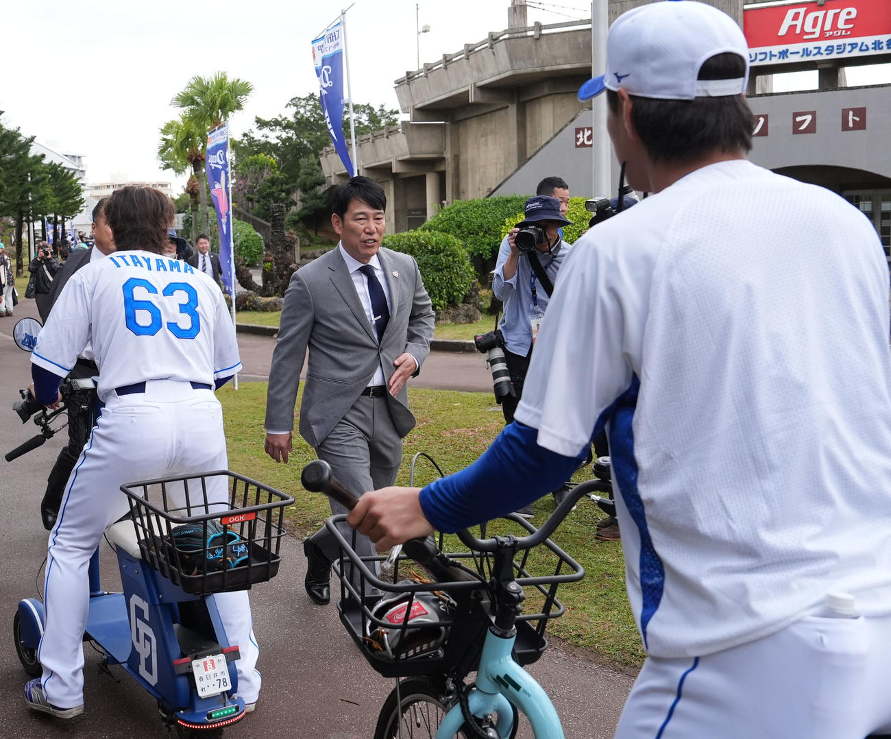 中日ナインとあいさつを交わす侍ジャパン井端監督（中央）（撮影・森本幸一）
