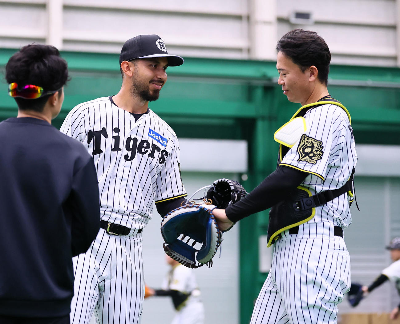 ブルペン投球を終え、捕手と話しをするゲラ（中央）（撮影・藤尾明華）