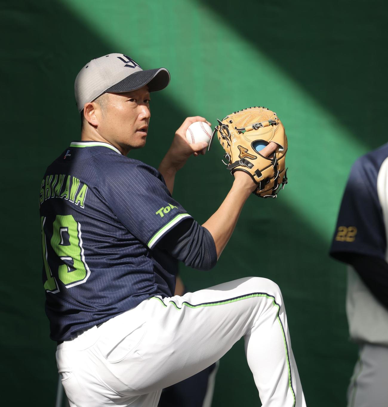 日差しを受けながらブルペン投球するヤクルト石川（撮影・河田真司）