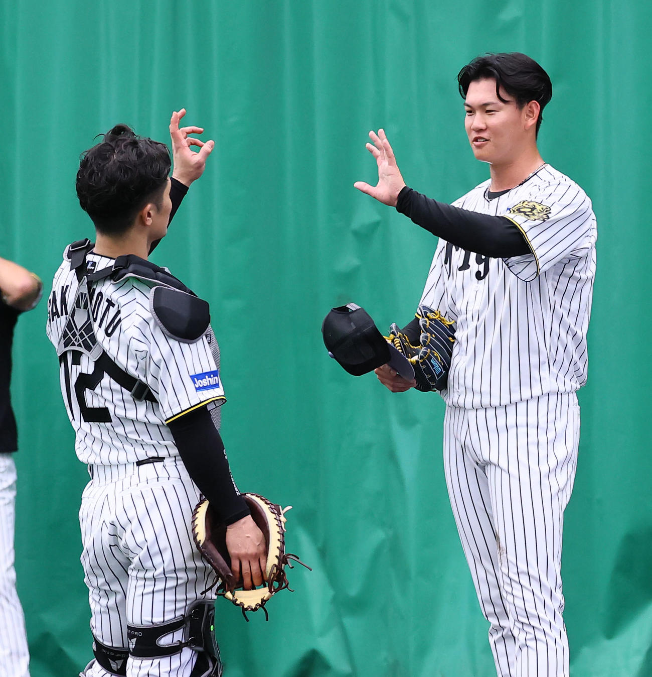 ブルペン投球を終え坂本（左）と話しをする及川（撮影・藤尾明華）