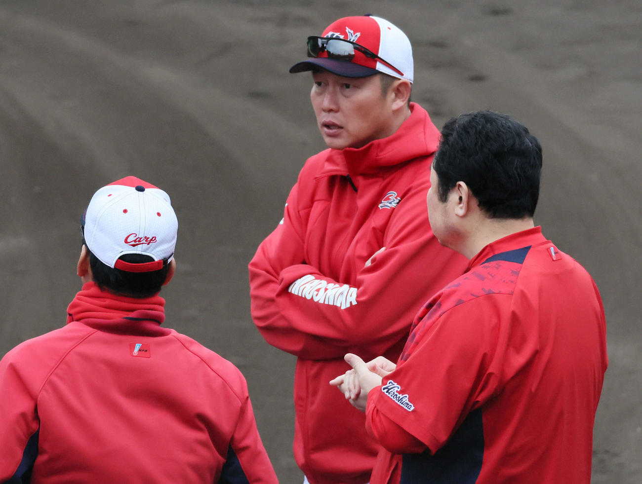 早出練習を見守る広島新井監督（中央）（撮影・加藤孝規）