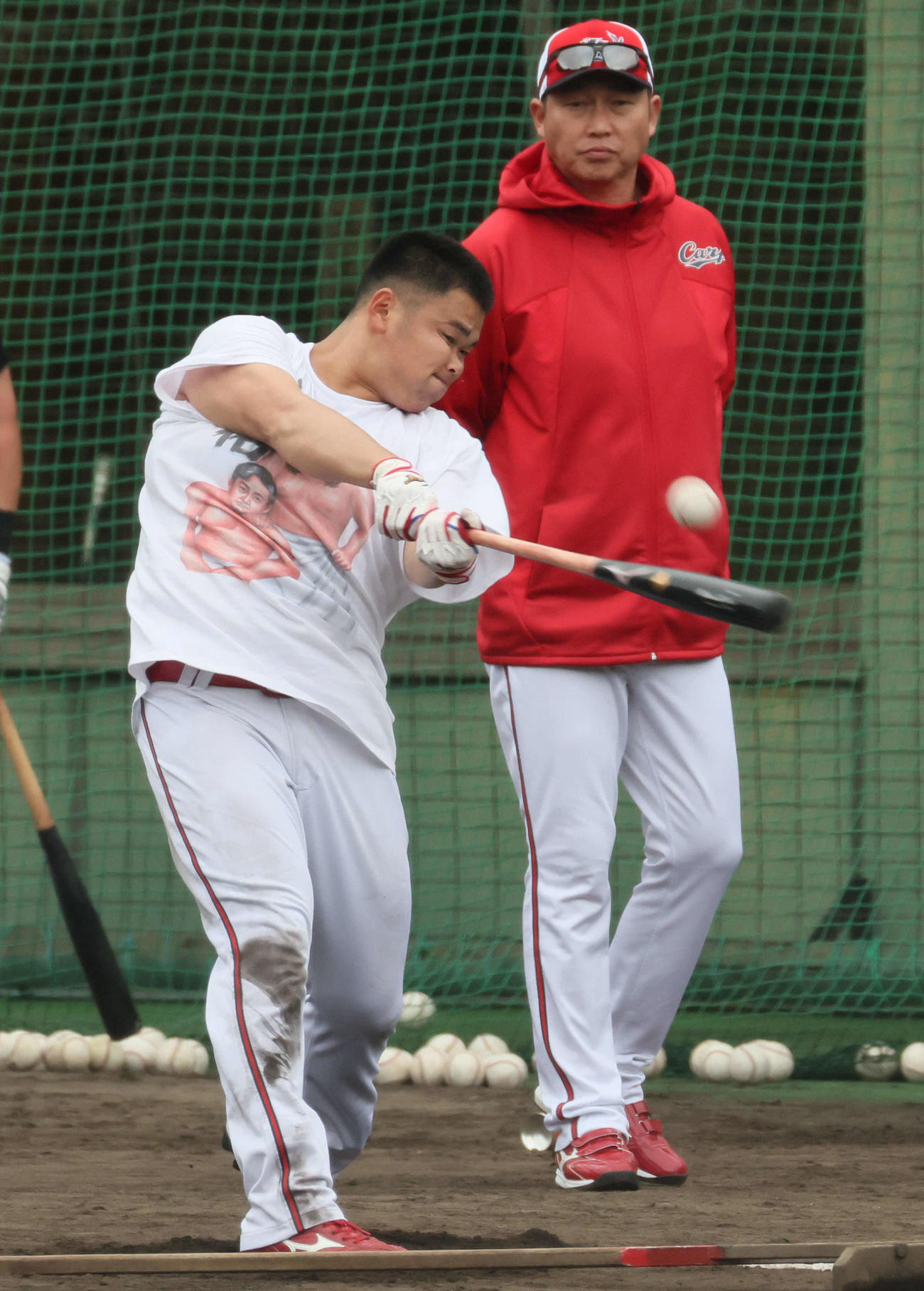 ロングティーを行う広島林と見守る新井監督（右）（撮影・加藤孝規）